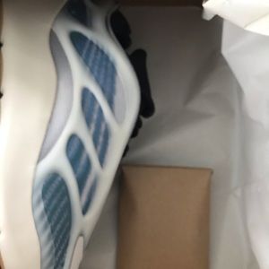 Yeezy 700 kyanite DS. Size 10 and 11